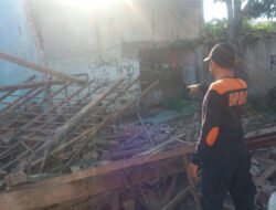 Rumah Kosong Ambruk Timpa Rumah Tetangga di Situbondo, Dua Terluka!