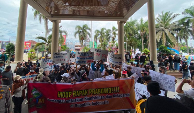 Warga menggelar aksi damai di depan gedung DPRD Jember, Sabtu (20/6/2026). (Foto: Zainul Hasan - ZONA INDONESIA)