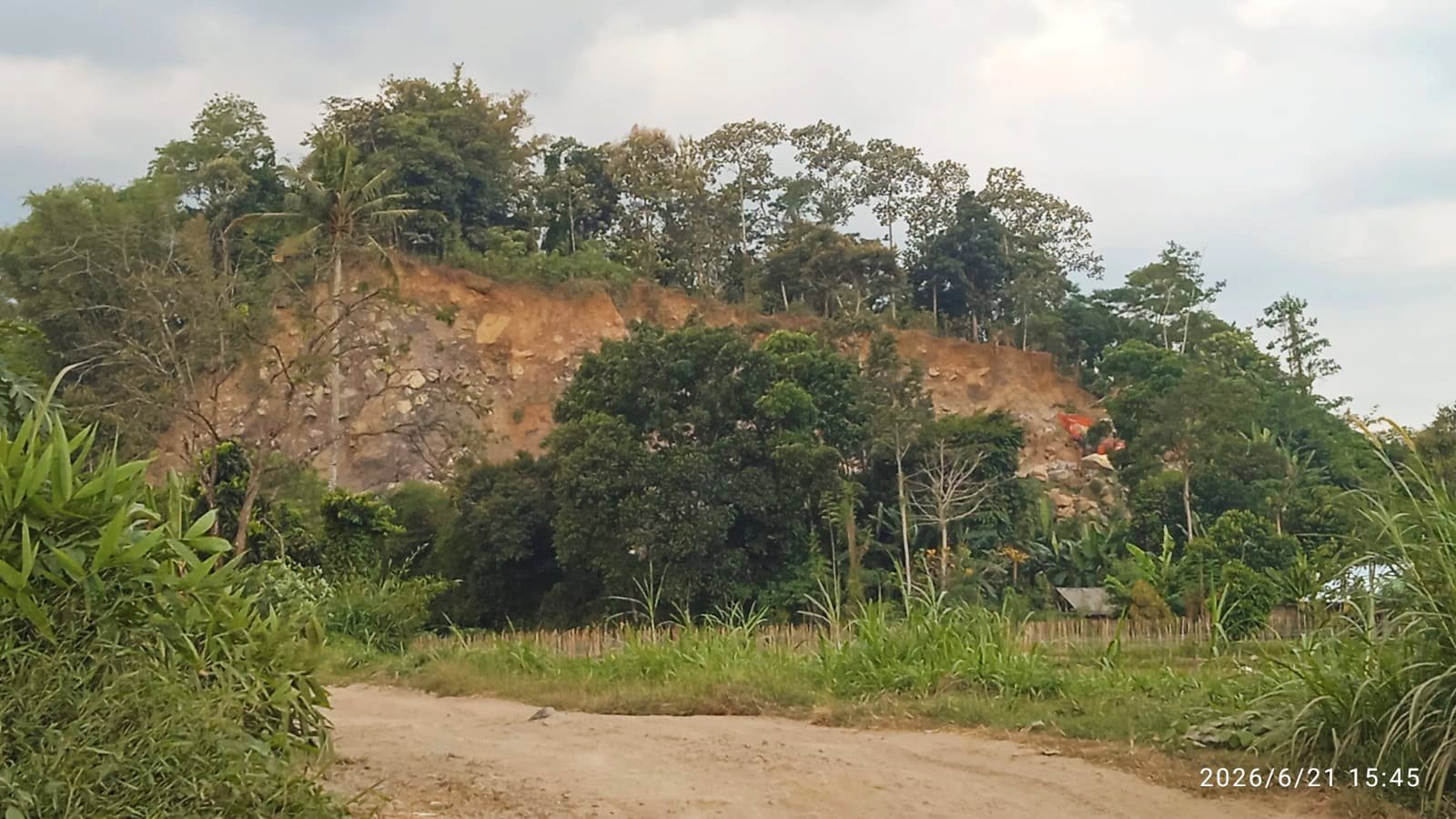 Aktivitas Tambang Galian C Ilegal di Kecamatan Pakusari, Minggu (21/6/2026). (Foto: Zainul Hasan - ZONA INDONESIA)