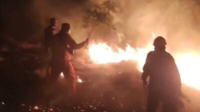 Petugas gabungan memadamkan api di perbukitan Batu Kodok, Minggu (21/6/2026) malam. (Foto: Dok/Pusdalops PB-BPBD Situbondo - ZONA INDONESIA)
