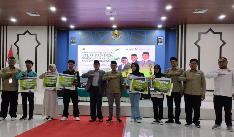 UIN KHAS Jember menyerahkan hadiah pemenang lomba film pendek, Selasa (23/6/2026). (Foto: Teamwork - ZONA INDONESIA)