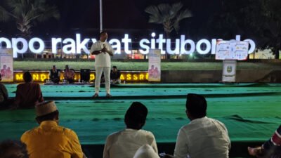 Mas Rio menyampaikan programnya dalam forum "Kritik Aku Semampumu, Cintai Situbondo Sepenuhnya" di Paseban Alun-alun Situbondo, Rabu (24/6/2026) malam. (Foto: Istimewa - ZONA INDONESIA)