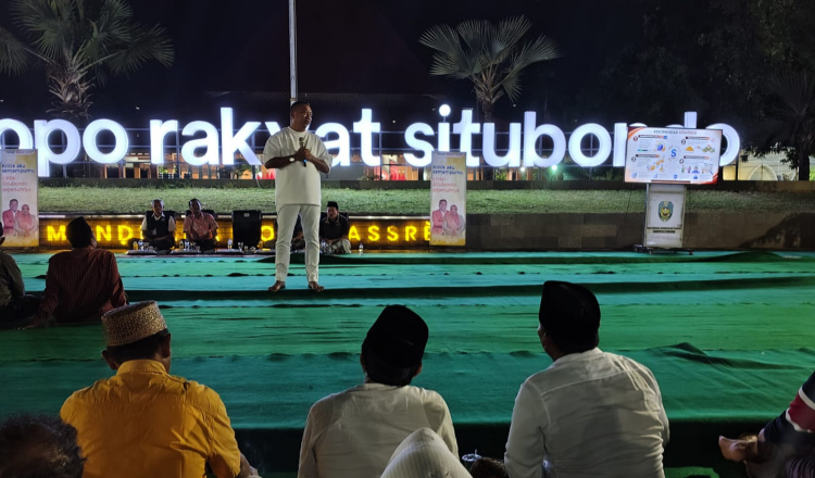 Mas Rio menyampaikan programnya dalam forum "Kritik Aku Semampumu, Cintai Situbondo Sepenuhnya" di Paseban Alun-alun Situbondo, Rabu (24/6/2026) malam. (Foto: Istimewa - ZONA INDONESIA)