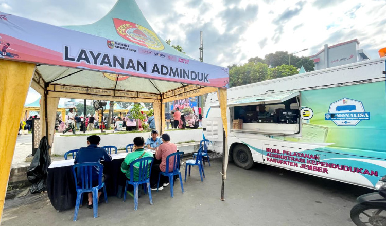 Layanan Adminduk dalam peringatan HALUN di Auln-alun Jember. (Foto: Dok/Disdukcapil Jember - ZONA INDONESIA)