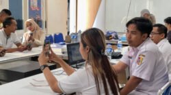 Disdukcapil Jember melaksanakan aktivasi massal IKD di BPR Nusamba Rambipuji. (Foto: Dok/Disdukcapil Jember - ZONA INDONESIA)