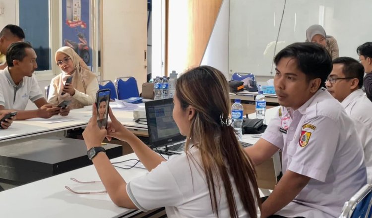 Disdukcapil Jember melaksanakan aktivasi massal IKD di BPR Nusamba Rambipuji. (Foto: Dok/Disdukcapil Jember - ZONA INDONESIA)