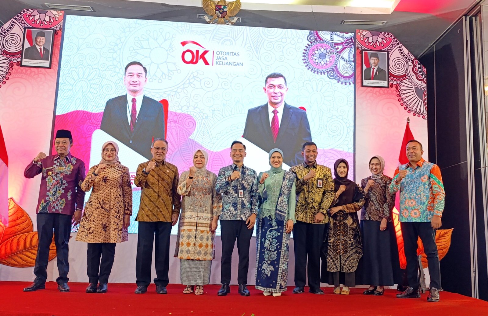 Lima Kepala Daerah Sekarkijang foto bersama Kepala OJK Jember, Jumat (26/6/2026). (Foto: Zainul Hasan - ZONA INDONESIA)