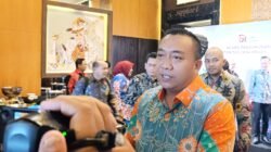 Bupati Situbondo, Mas Rio, diwawancarai media usai menghadiri pengukuhan Kepala OJK Jember, Jumat (26/6/2026). (Foto: Zainul Hasan - ZONA INDONESIA)
