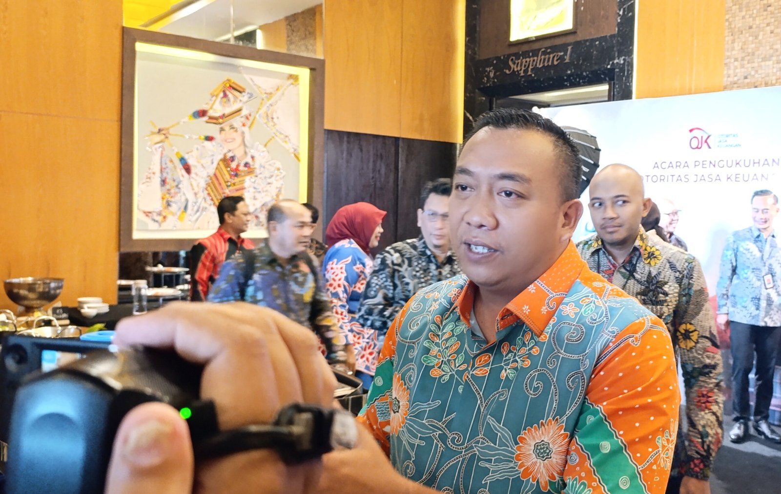 Bupati Situbondo, Mas Rio, diwawancarai media usai menghadiri pengukuhan Kepala OJK Jember, Jumat (26/6/2026). (Foto: Zainul Hasan - ZONA INDONESIA)