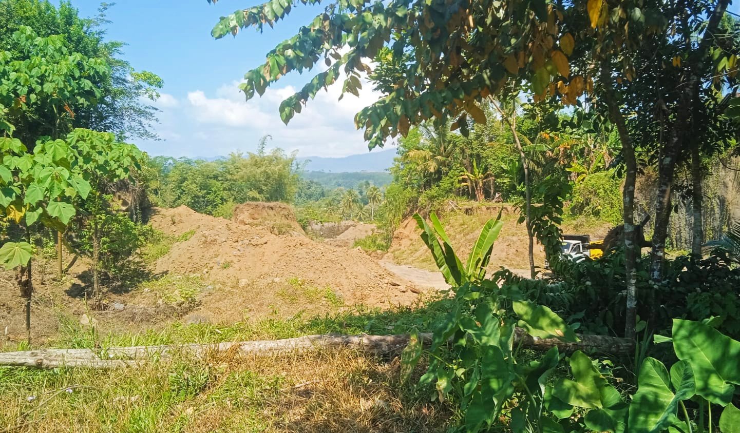 Aktivitas tambang galian C ilegal di Desa Tegalwaru, Mayang. (Foto: Zainul Hasan - ZONA INDONESIA)