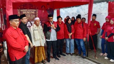 Ketua DPC PDI Perjuangan Situbondo, Andi Handoko, sambutan dalam acara launching bantuan hukum gratis untuk masyarakat. (Foto: Fathur Rozi - ZONA INDONESIA)