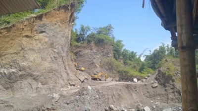 Aktivitas tambang galian C ilegal di Kecamatan Sukowono. (Foto: Zainul Hasan - ZONA INDONESIA)