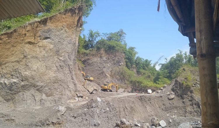 Aktivitas tambang galian C ilegal di Kecamatan Sukowono. (Foto: Zainul Hasan - ZONA INDONESIA)
