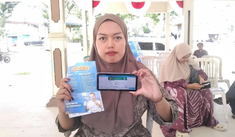 Fitriyani, warga Kecamatan Silo, Jember, menunjukkan layanan Mobile JKN. (Foto: Dok/Humas BPJS Kesehatan Cabang Jember - ZONA INDONESIA)