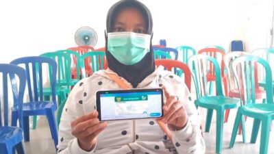 Afifatul Munawwaroh menunjukkan layanan Mobile JKN. (Foto: Dok/Humas BPJS Kesehatan Cabang Jember - ZONA INDONESIA)