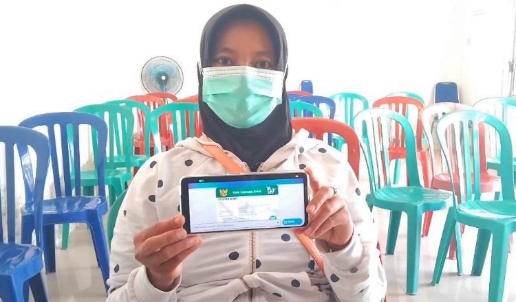 Afifatul Munawwaroh menunjukkan layanan Mobile JKN. (Foto: Dok/Humas BPJS Kesehatan Cabang Jember - ZONA INDONESIA)