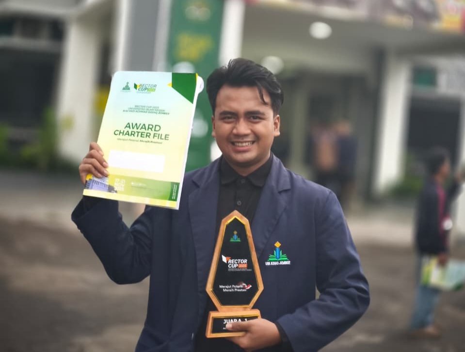 Raden Muhammad Nabrizul Haq Hidayat, berfoto sembari memegang Award Charter File piagam penghargaan. (Foto: Istimewa - ZONA INDONESIA)
