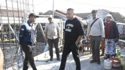 Bupati Situbondo meninjau progres pembangunan jembatan gantung sungai Kesambian, Selasa (16/6/2026). (Foto: Dok/Istimewa - ZONA INDONESIA)
