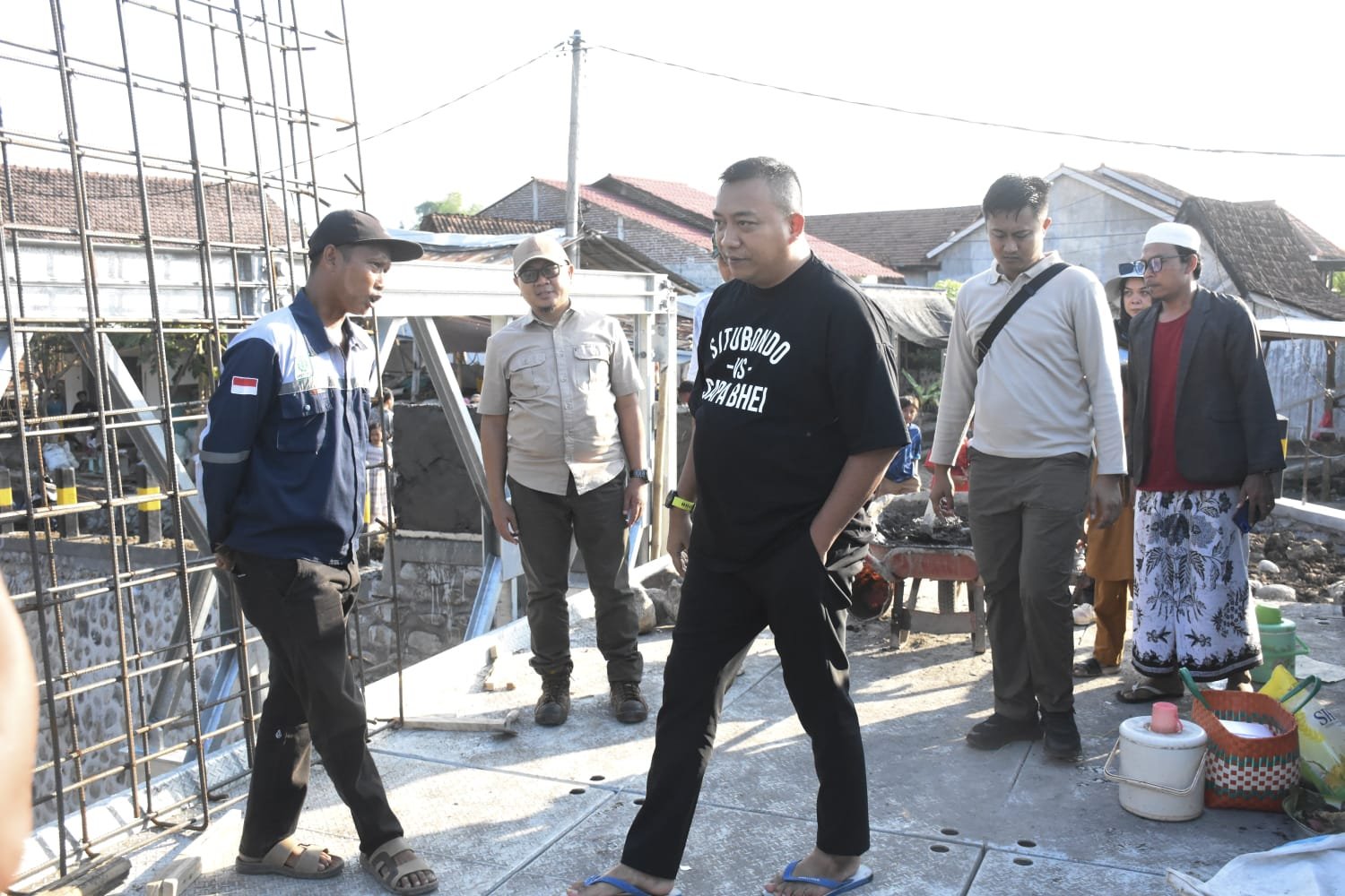 Bupati Situbondo meninjau progres pembangunan jembatan gantung sungai Kesambian, Selasa (16/6/2026). (Foto: Dok/Istimewa - ZONA INDONESIA)