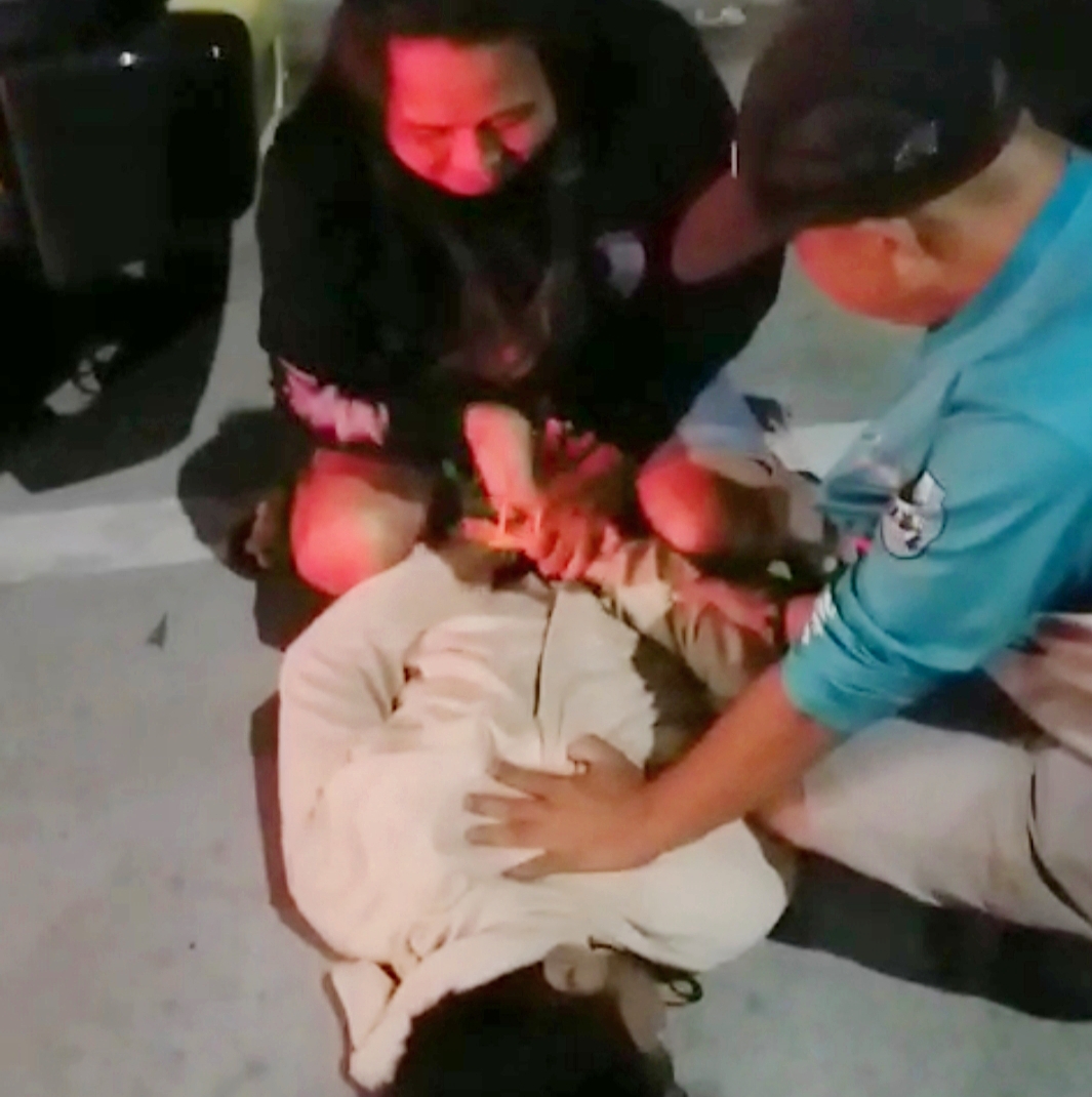 Tim URC Polres Situbondo meringkus terduga pelaku pencurian motor, Selasa (23/6/2026) dini hari. (Foto: Tangkapan layar video amatir - ZONA INDONESIA)
