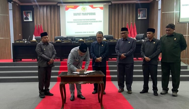 Bupati Bondowoso menandatangani dokumen penetapan Raperda di kantor DPRD, pada Senin (20/7/2026) malam.(foto: Ghafur/ZONA INDONESIA).