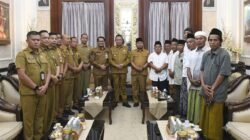 Warga Ramban Kulon Temui Bupati Bondowoso, Minta Kades Diberhentikan Sementara