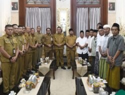 Warga Ramban Kulon Temui Bupati Bondowoso, Minta Kades Diberhentikan Sementara