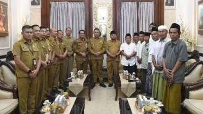 Perwakilan warga Desa Ramban Kulon, Kecamatan Cermee temui Bupati Bondowoso, mereka usul Kades diberhentikan, Senin (27/7/2026).(Foto: Ubay/ZONA INDONESIA).