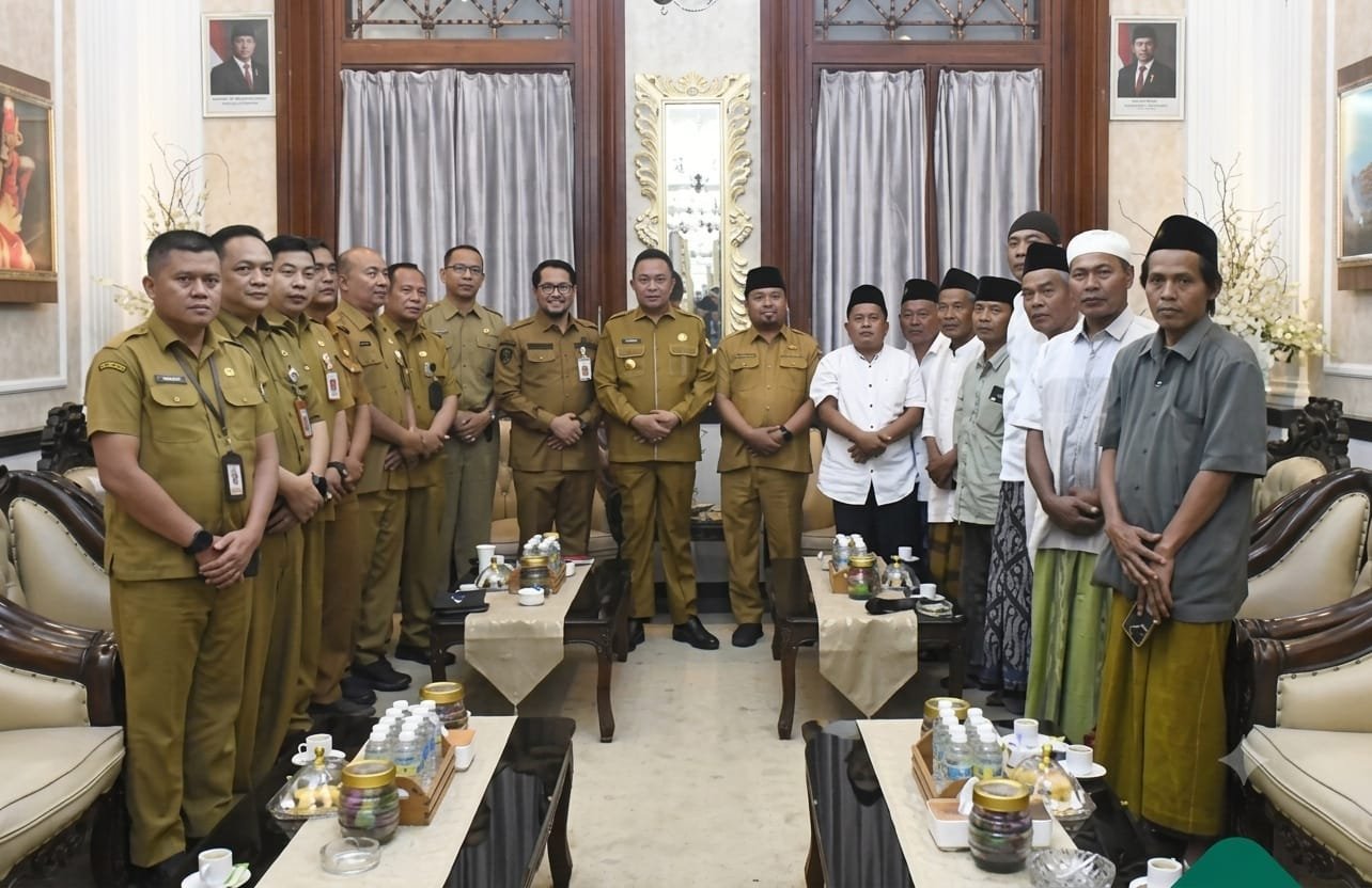 Perwakilan warga Desa Ramban Kulon, Kecamatan Cermee temui Bupati Bondowoso, mereka usul Kades diberhentikan, Senin (27/7/2026).(Foto: Ubay/ZONA INDONESIA).