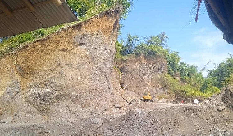 Aktivitas tambang galian C ilegal di Desa Mojogemi. (Foto: Zainul Hasan - ZONA INDONESIA)