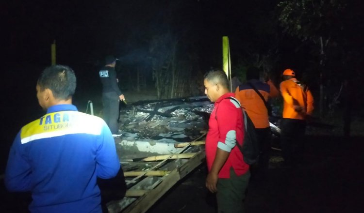 Rumah semi permanen milik Hadi Prayitno ludes dilalap api, Jumat (3/7/2026) dini hari. (Foto: Dok/Pusdalops PB-BPBD Situbondo - ZONA INDONESIA)
