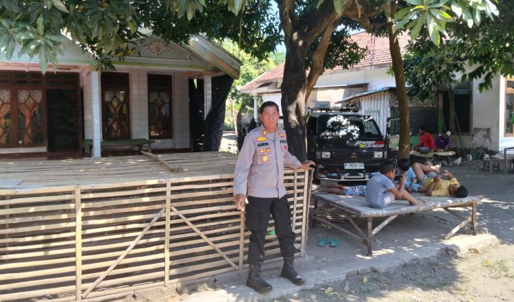 Polsek Panarukan memantau TKP. (Foto: Dok/Istimewa - ZONA INDONESIA)