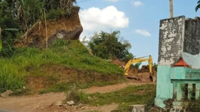 Aktivitas tambang galian C ilegal di Kecamatan Kalisat. (Foto: Zainul Hasan - ZONA INDONESIA)