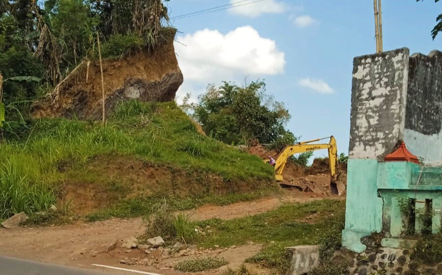 Aktivitas tambang galian C ilegal di Kecamatan Kalisat. (Foto: Zainul Hasan - ZONA INDONESIA)