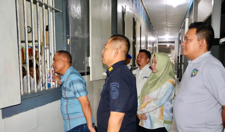 Kakanwil Ditjen PAS Jatim saat sidak Blok Hunian dan Dapur Rutan Situbondo, Minggu (5/7/2026). (Foto: Dok/Istimewa - ZONA INDOENSIA)