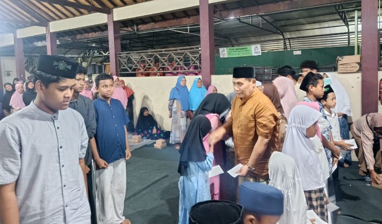 H. Satib menyantuni anak yatim di kediamannya, Minggu (5/7/2026) malam. (Foto: Istimewa - ZONA INDONESIA)