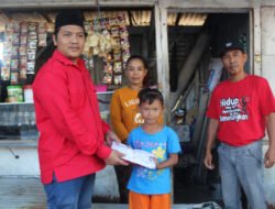 PDI Perjuangan Situbondo Bagikan Seragam Sekolah Gratis Bagi Siswa-Siswi SD yang Membutuhkan