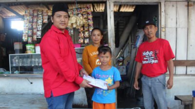 PDI Perjuangan Situbondo Bagikan Seragam Sekolah Gratis Bagi Siswa-Siswi SD yang Membutuhkan