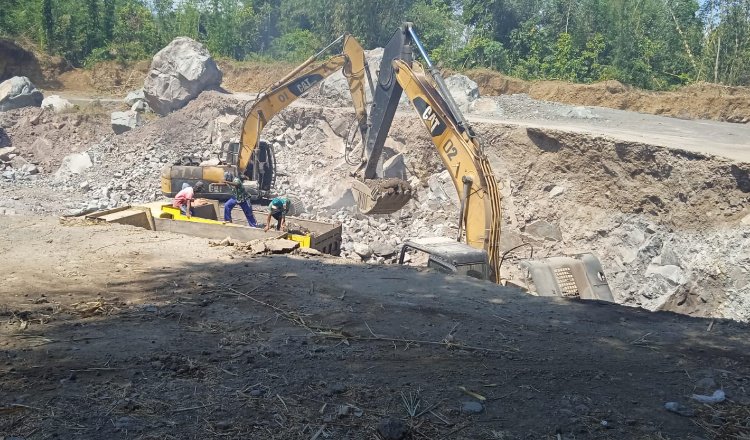 Aktivitas tambang galian C ilegal di wilayah Jember Timur. (Foto: Zainul Hasan - ZONA INDONESIA)