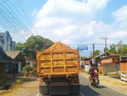 Abaikan Keselamatan, Truk Galian C Ilegal Jember Timur Angkut Pasir Tanpa Penutup Bak