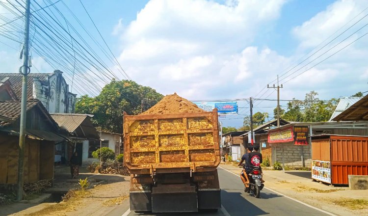 Truk tambang galian C ilegal mengangkut pasir dengan bak terbuka di daerah Desa Gunungmalang. (Foto: Teamwork - ZONA INDONESIA)