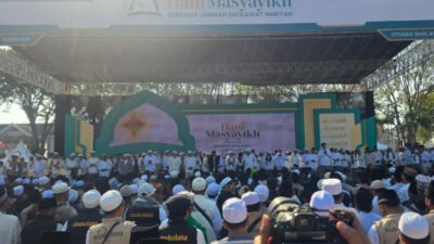 Para jemaah Haul Masyayikh Nusantara berkumpul Alun-alun Situbondo. (Foto: Teamwork - ZONA INDONESIA)