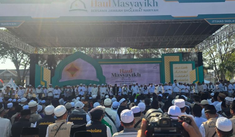 Para jemaah Haul Masyayikh Nusantara berkumpul Alun-alun Situbondo. (Foto: Teamwork - ZONA INDONESIA)