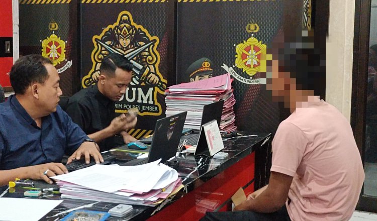 ABT diperiksa Polres Jember, Selasa (21/7/2026). (Foto: Zainul Hasan - ZONA INDONESIA)