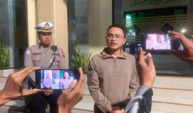 Kapolres Situbondo AKBP Bayu Anuwar Sidiqie, diwawancarai media. (Foto: Dok/Istimewa - ZONA INDONESIA)