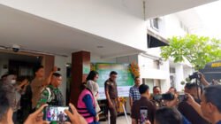 Salah seorang tersangka kasus korupsi perbankan menuju mobil tahanan, Rabu (22/7/2026). (Foto: Zainul Hasan - ZONA INDONESIA)