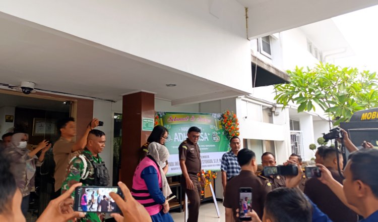 Salah seorang tersangka kasus korupsi perbankan menuju mobil tahanan, Rabu (22/7/2026). (Foto: Zainul Hasan - ZONA INDONESIA)