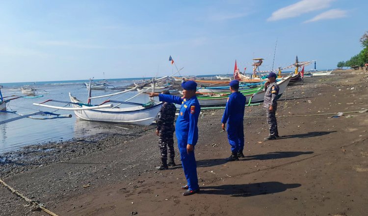 Tim Pusdalops PB-BPBD Situbondo berdiri di tepi pantai, Kamis (23/7/2026). (Foto: Istimewa - ZONA INDONESIA)