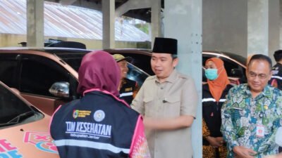 Gus Fawait meninjau armada mobil homecare di halaman Dinkes Jember, Kamis (23/7/2026). (Foto: Zainul Hasan - ZONA INDONESIA)