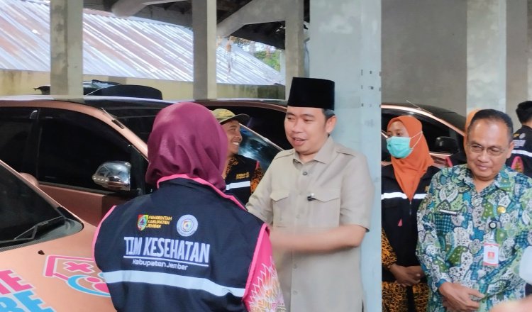 Gus Fawait meninjau armada mobil homecare di halaman Dinkes Jember, Kamis (23/7/2026). (Foto: Zainul Hasan - ZONA INDONESIA)